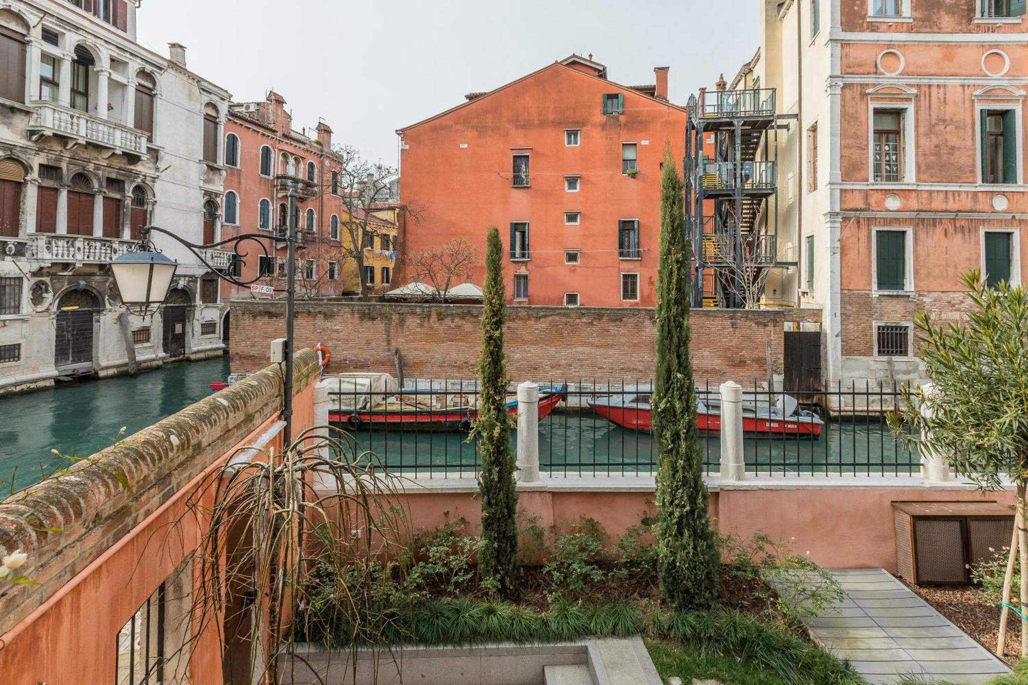 Palazzo Morosini Degli Spezieri *